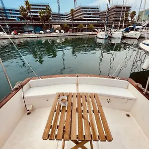 Stylish 80's Fishing Boat Bateau-hôtel